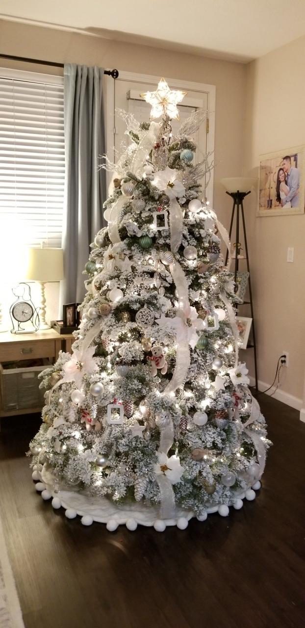 elegant white christmas tree decor White Christmas themed Christmas tree Elegant christmas trees, Christmas tree, Crystal