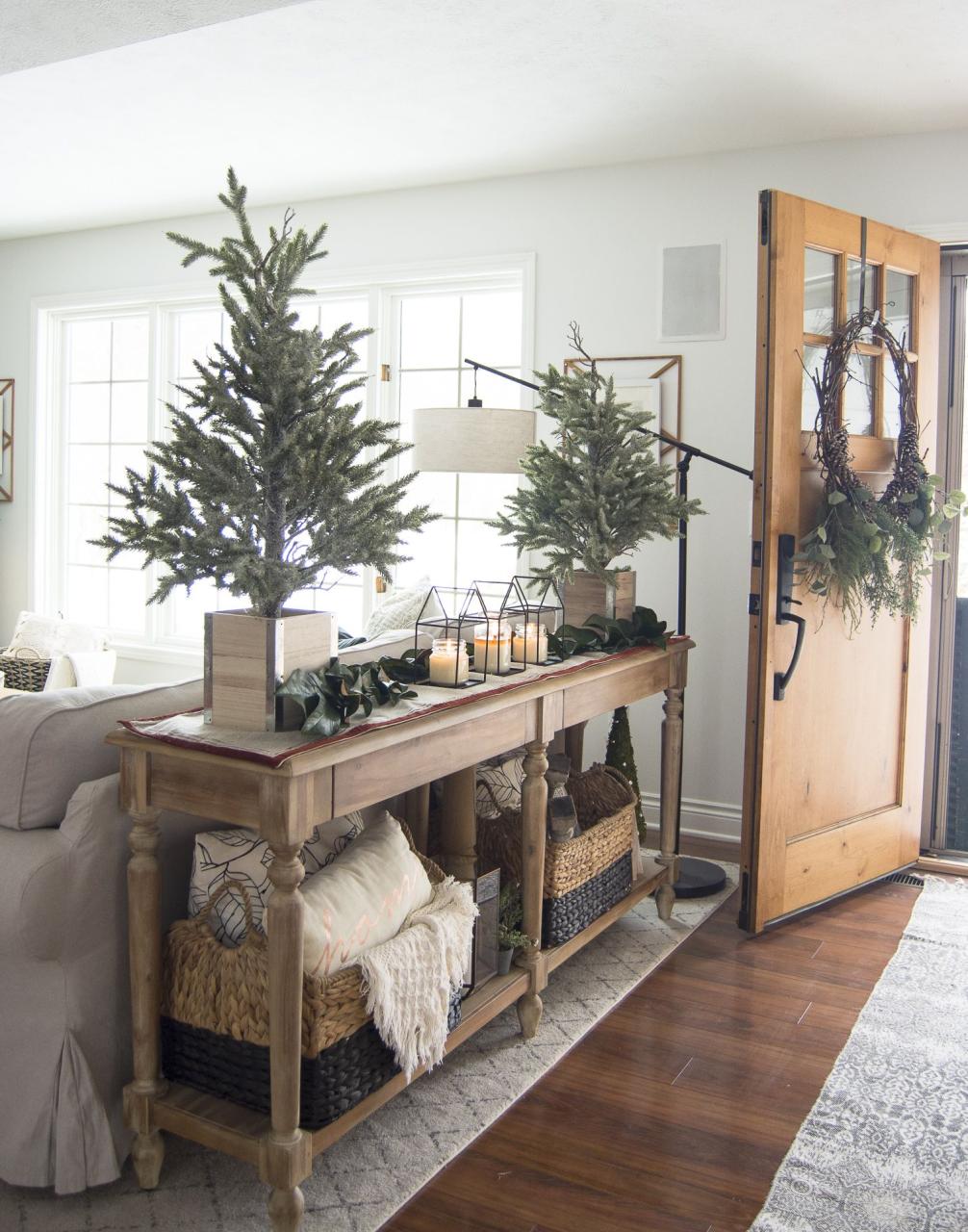 christmas decor for sofa table 20+ Sofa Table Christmas Decorating Ideas The Urban Decor