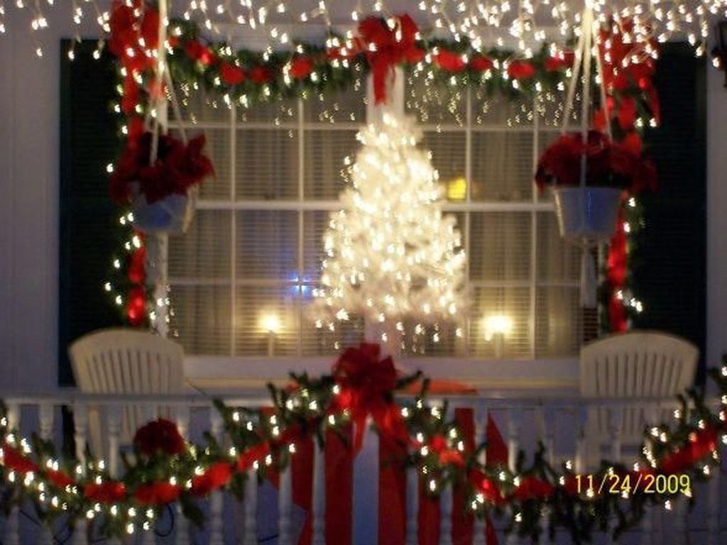 christmas decorating ideas for apartment balcony 20+ Apartment Balcony Christmas Decor The Urban Decor