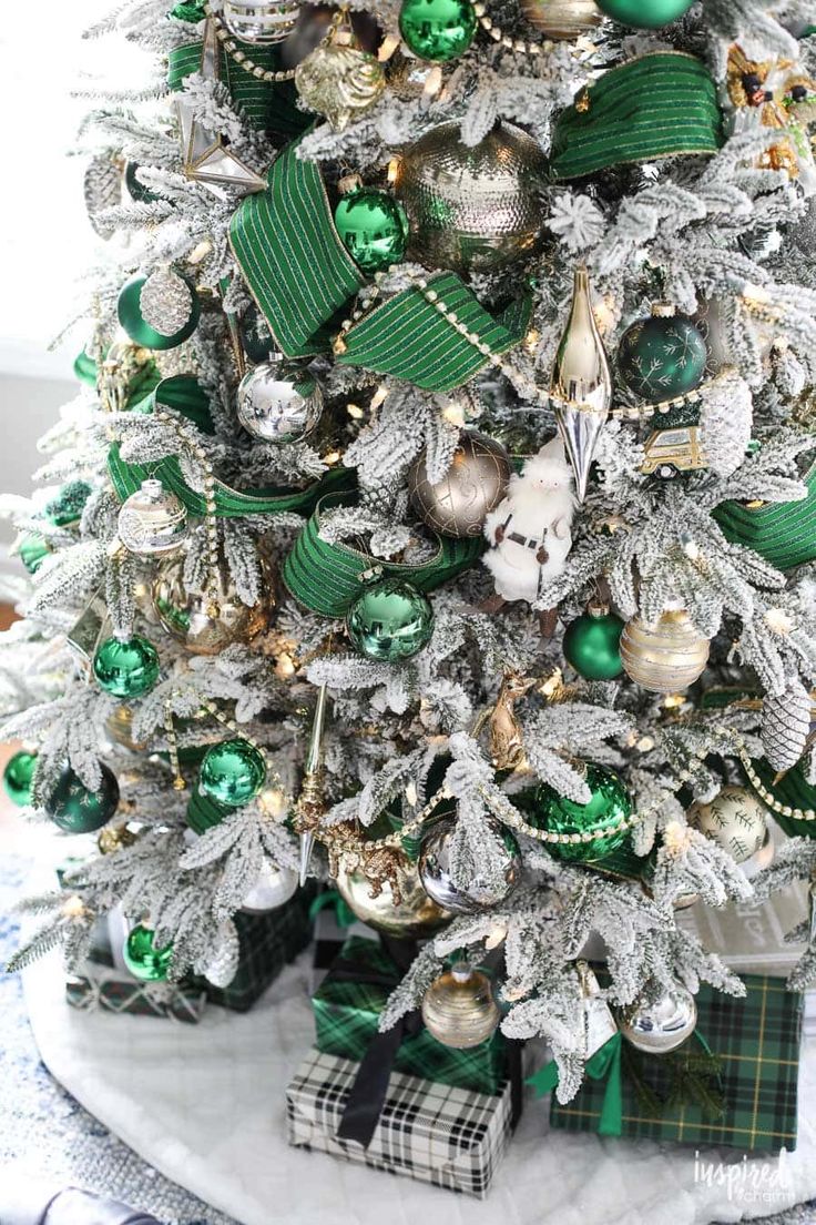 emerald green christmas decor A Christmas Tree Fit for the Emerald City Christmas Tree Decorations Green christmas tree