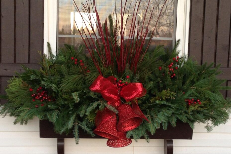 christmas decor for window boxes 20easyholidaywindowboxideas15 Christmas window boxes, Outdoor christmas decorations