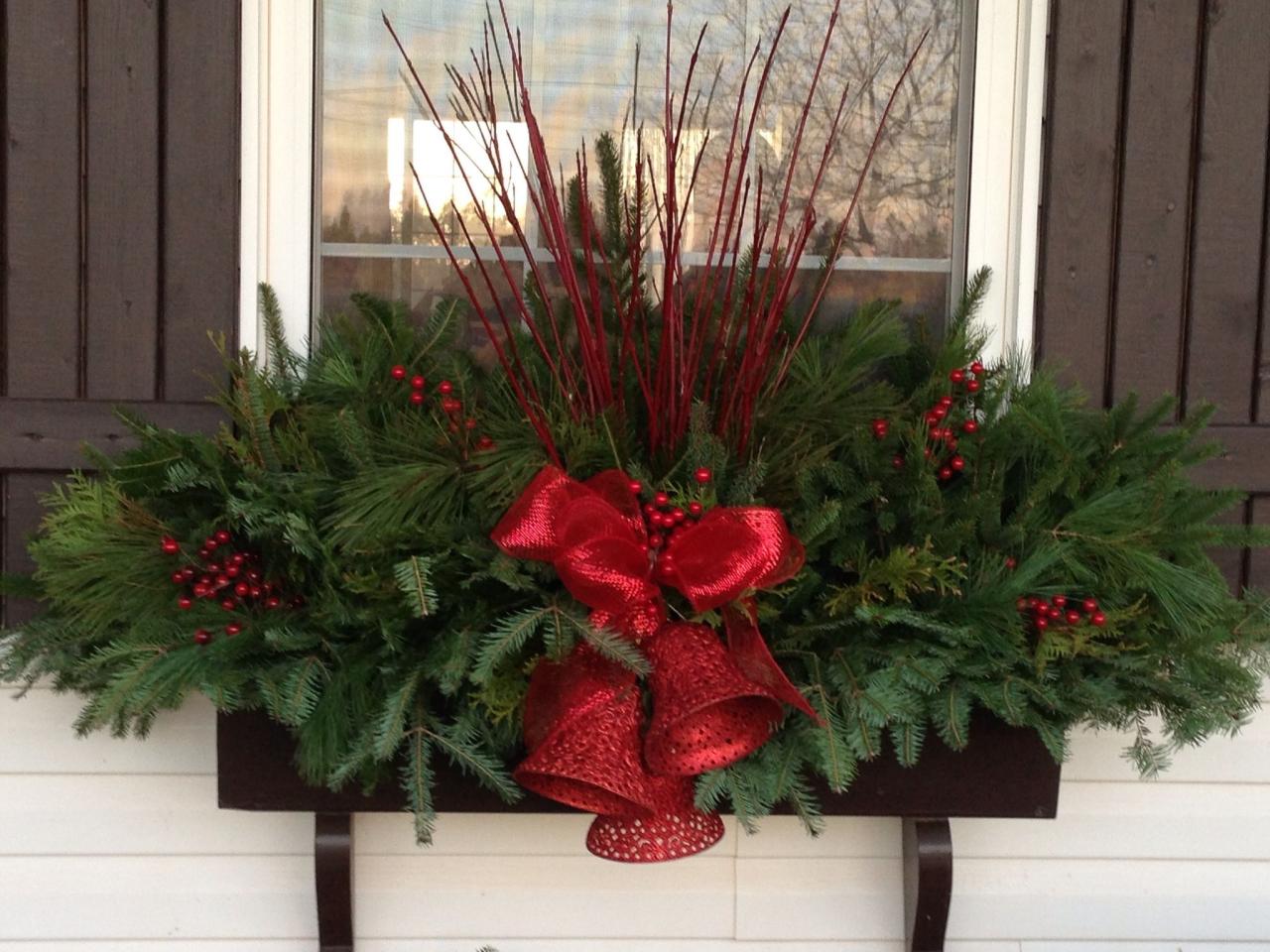 christmas decor for window boxes 20easyholidaywindowboxideas15 Christmas window boxes, Outdoor christmas decorations