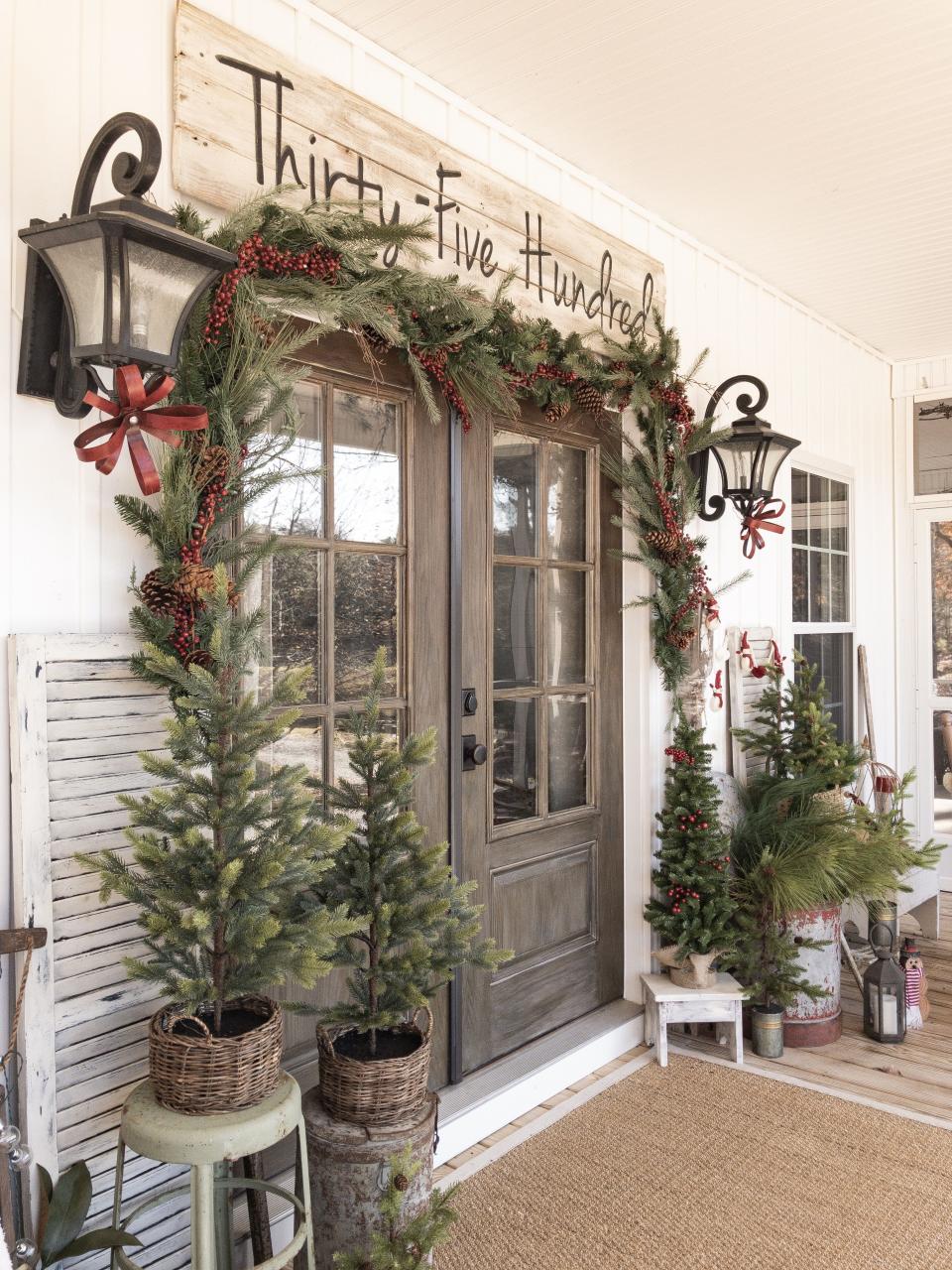 small porch christmas decor 20+ Small Porch Christmas Decorating Ideas HomeDecorish