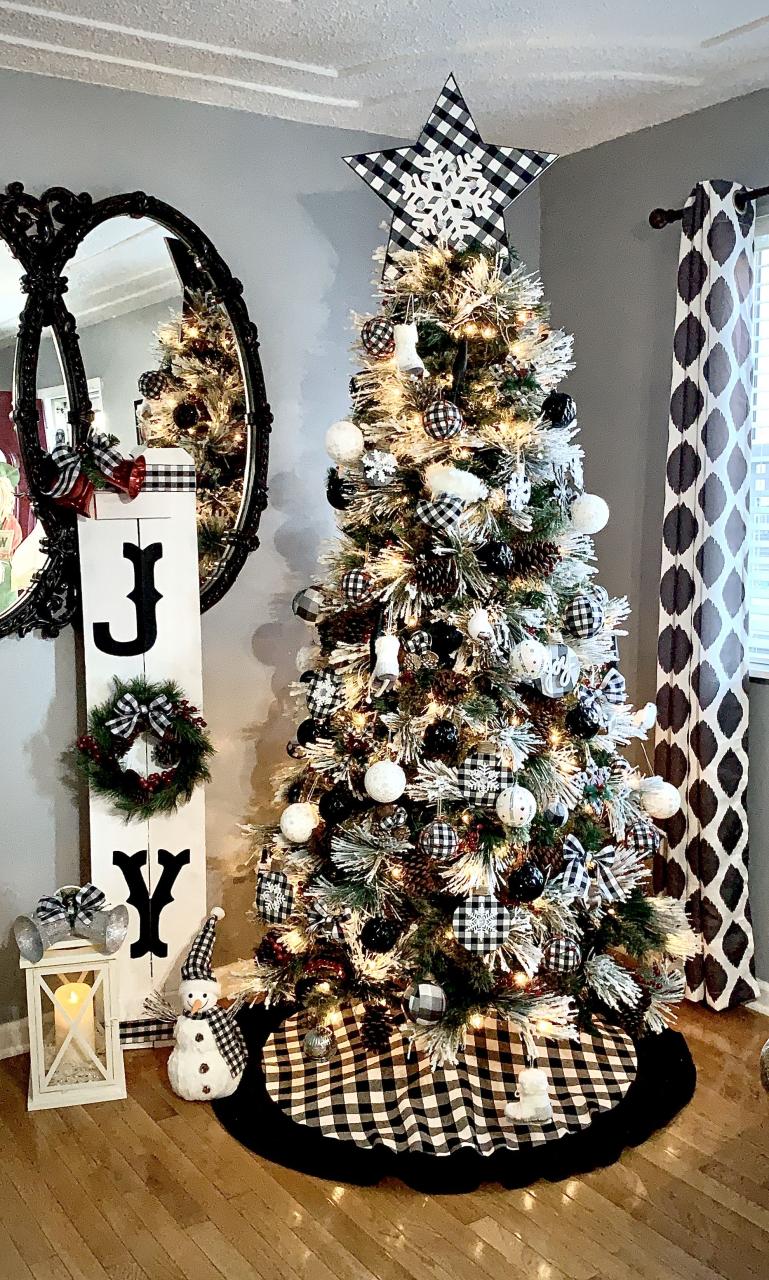 black and white checkered christmas decor Buffalo check Christmas tree Black christmas decorations, Christmas themes decorations