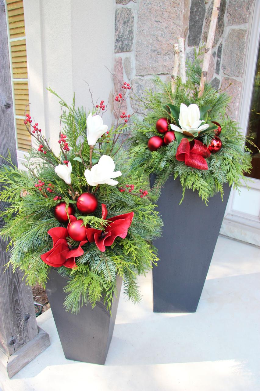 christmas decor for outdoor planters Outdoor Christmas Planter Weihnachtsdekoration, Dekoration weihnachten draußen, Weihnachtsdeko