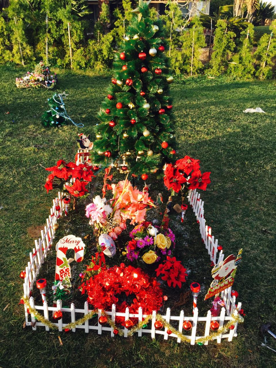 christmas decor for gravesite 50+ grave decorations for christmas To Honor Your Loved Ones During the Holidays