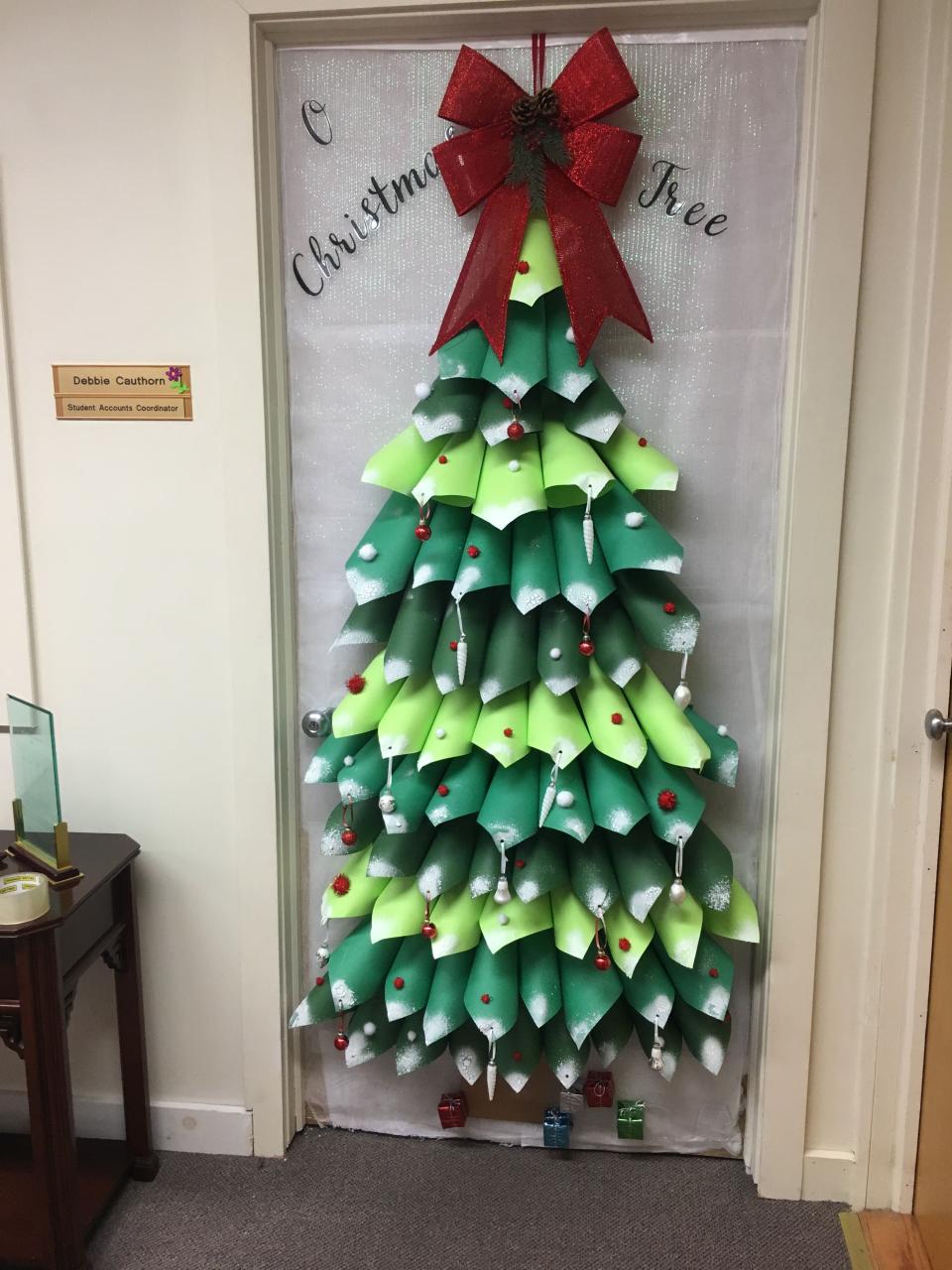 christmas door decor pinterest Pin by Bev Wiebe on christmas ideas Door decorations classroom christmas, Holiday door