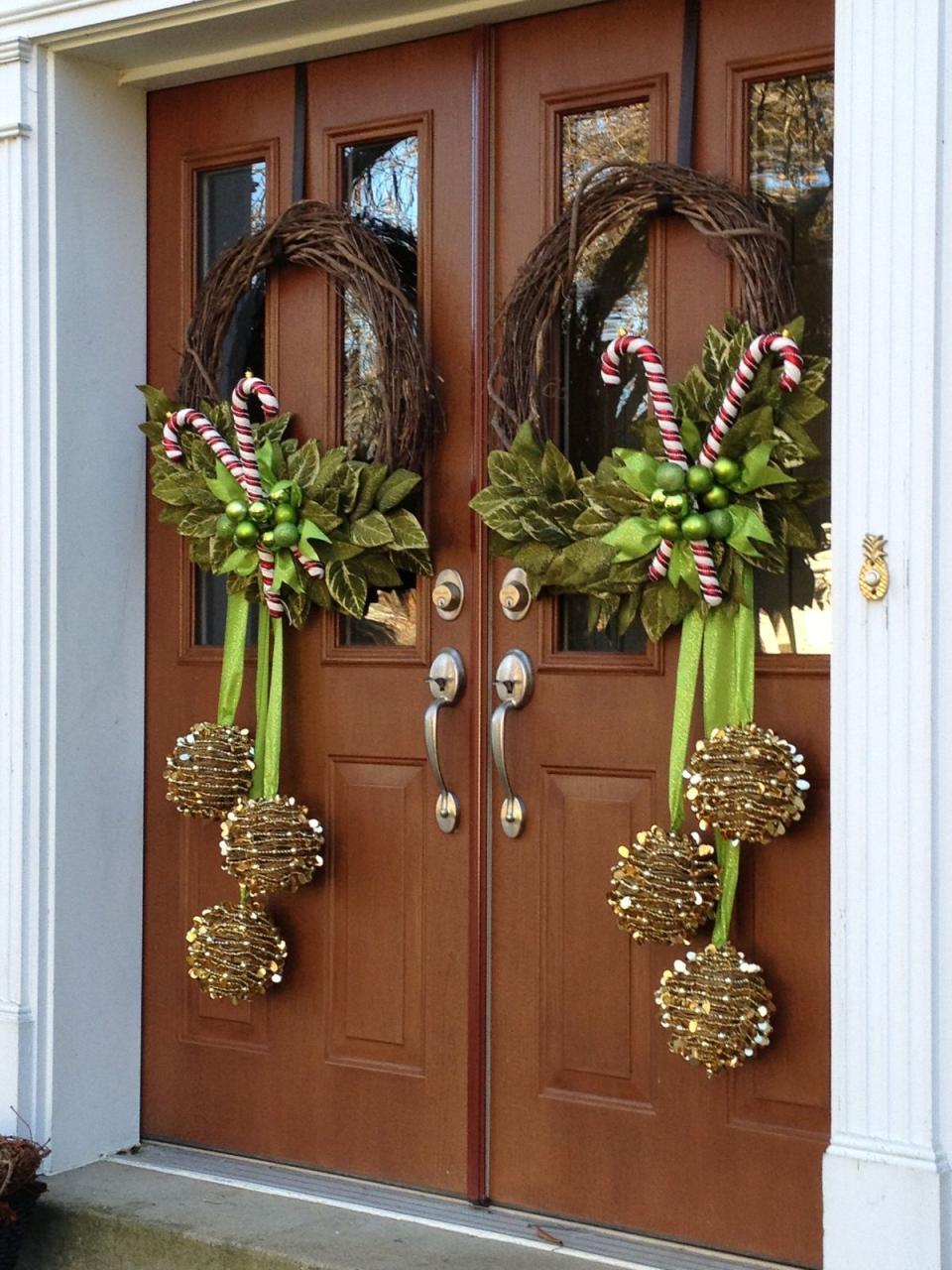 front door decor ideas for christmas Christmas door decorations, Front door christmas decorations, Christmas front doors