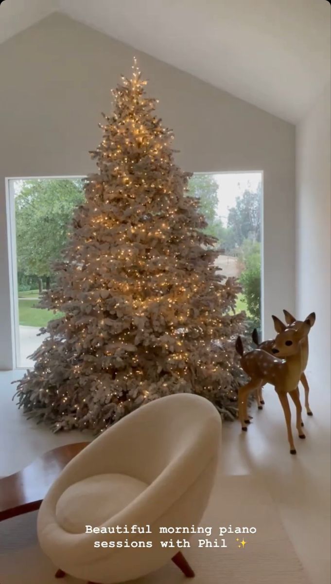 kim kardashian christmas decor Kim Kardashian Christmas Tree Luxury christmas decor, Luxury christmas tree, Christmas deco