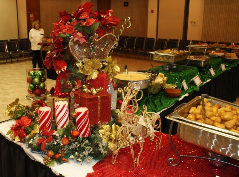 christmas buffet decor ideas Christmas Tables, Centerpieces & Decorating Ideas Christmas table centerpieces, Christmas