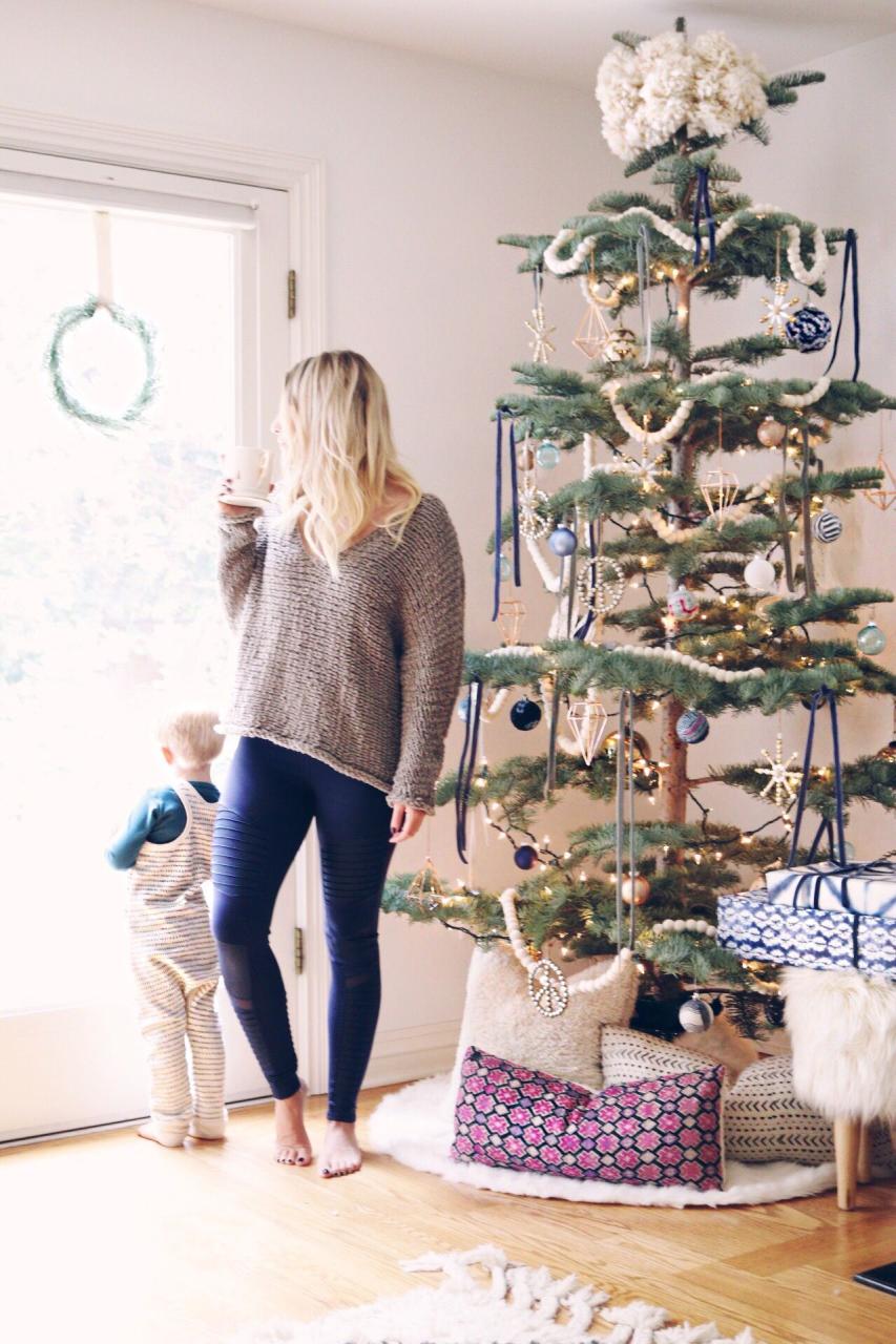 boho chic christmas decor Boho Christmas tree via laurenpeelman Boho christmas tree, Boho christmas, Christmas tree