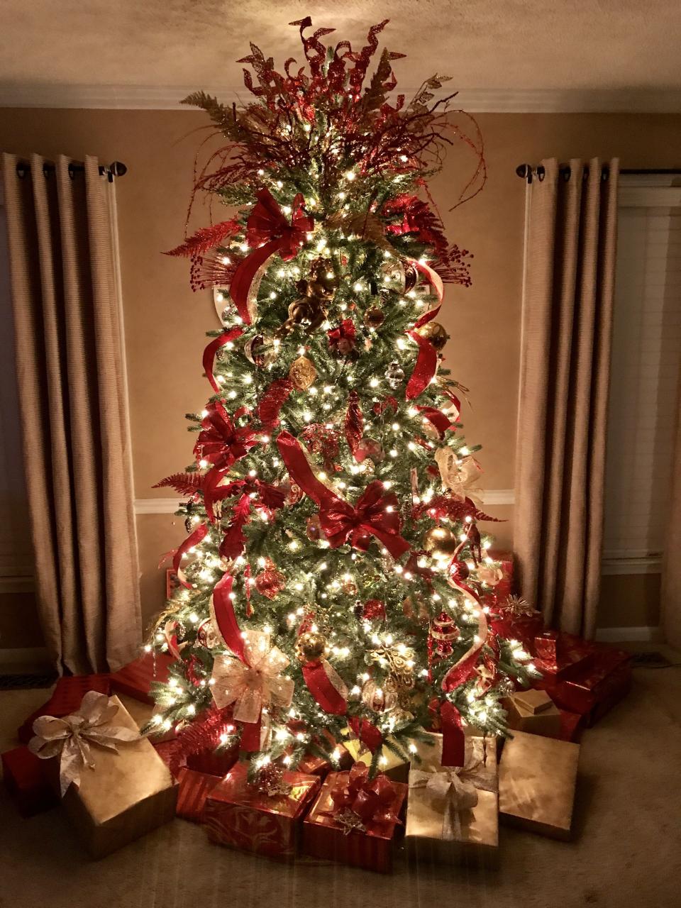 gold christmas tree decor 30+ Gold And Red Decorated Christmas Trees