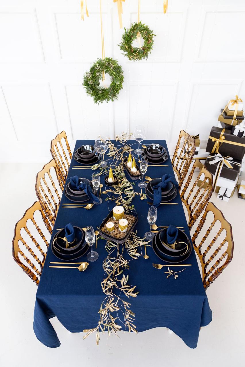 blue christmas tabletop decor Blue Christmas Table Decorations