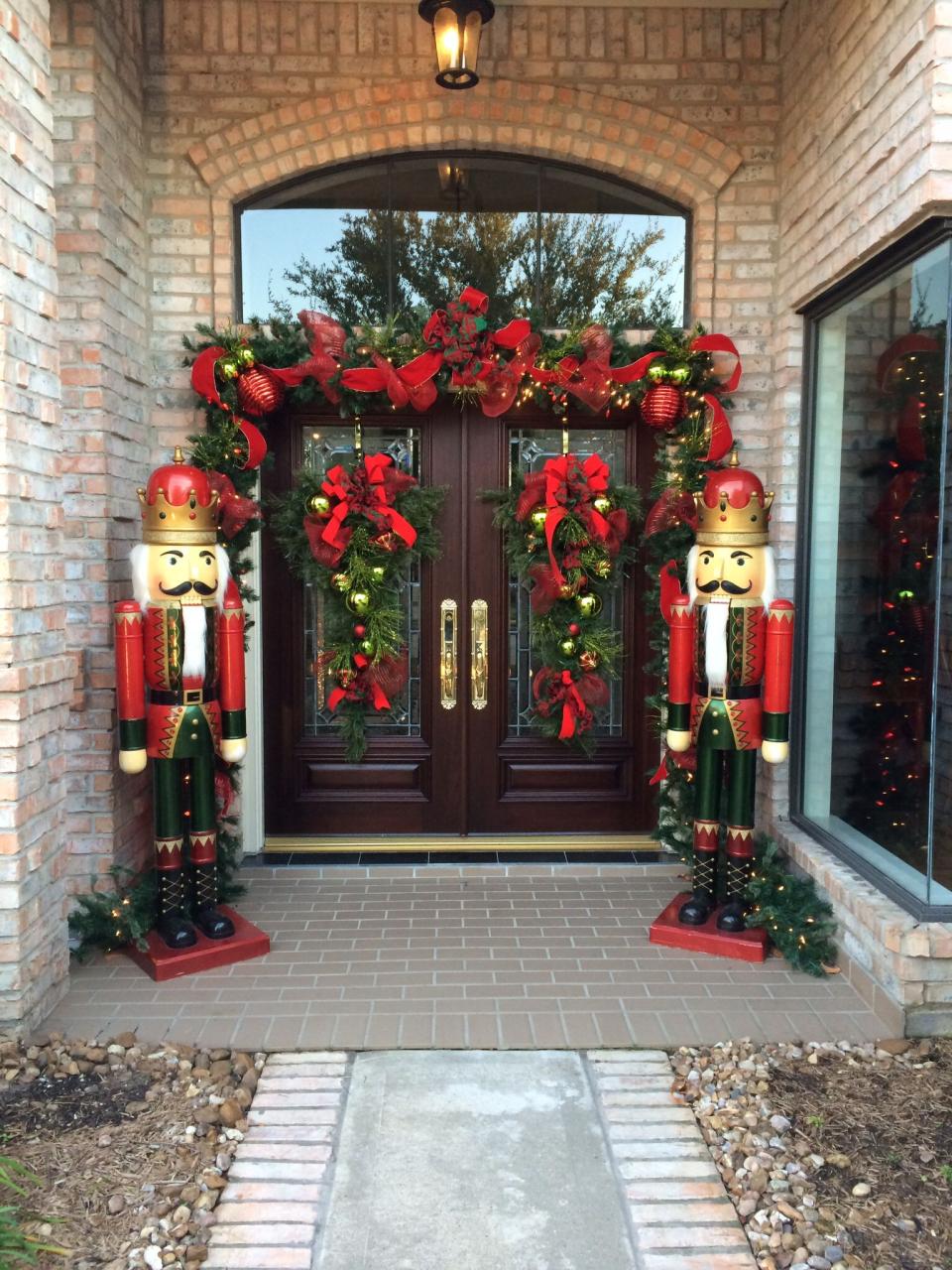 christmas decor for the front door Door 2013 Clear Lake Flowers Front door christmas decorations, Christmas door decoration