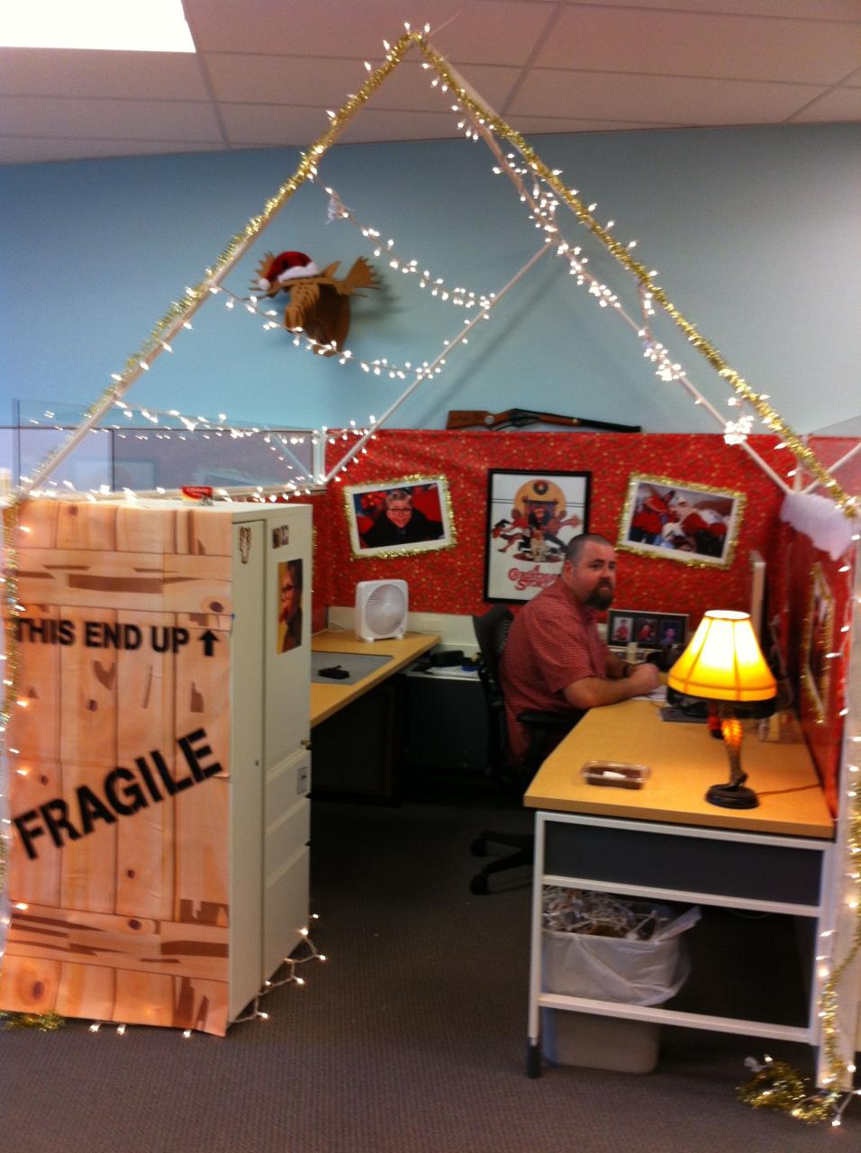 cubicle decor for christmas During our holiday cube decorating contest, the winner decked his … Office christmas