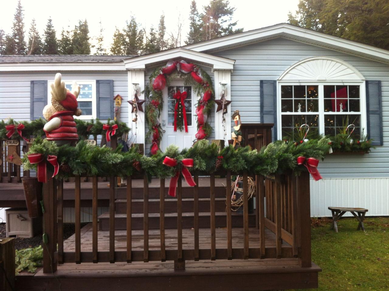 christmas decorations for outdoor deck Decorate deck for Christmas Deck decorating, Front porch christmas