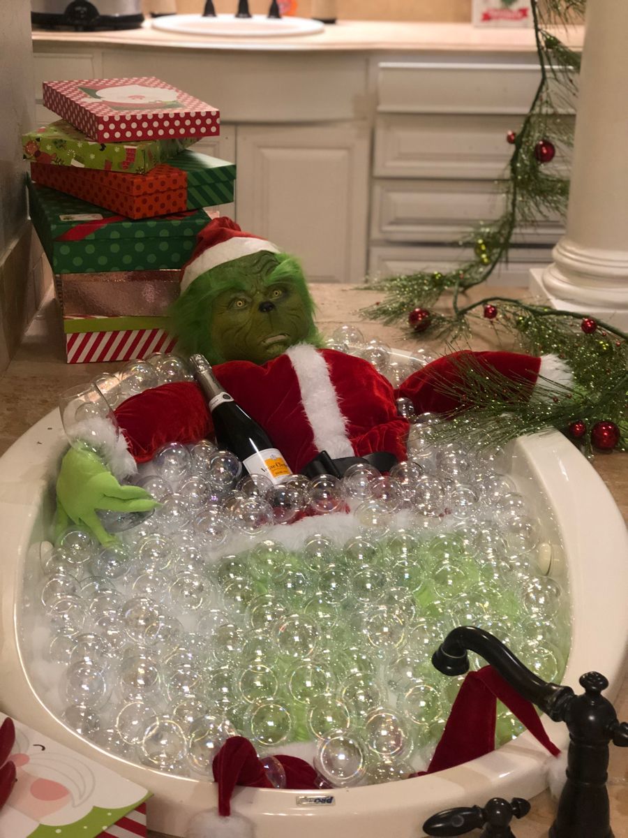 grinch christmas bathroom decor Grinch in a tub Christmas crafts decorations, Christmas bathroom decor, Christmas crafts