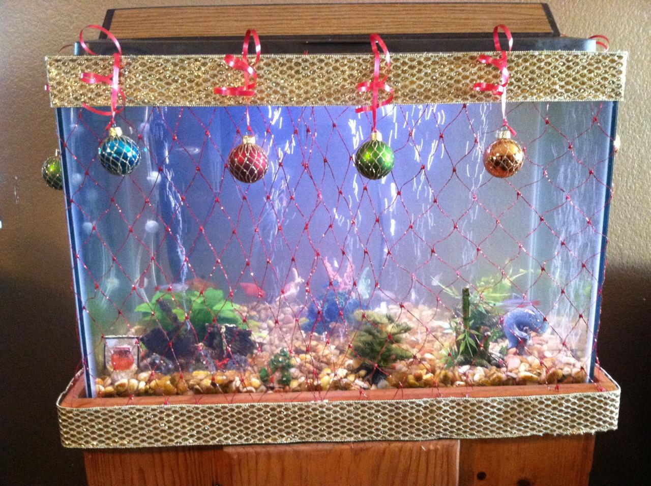 fish tank decor christmas Christmas fish tank Peces, Maquillaje de ojos