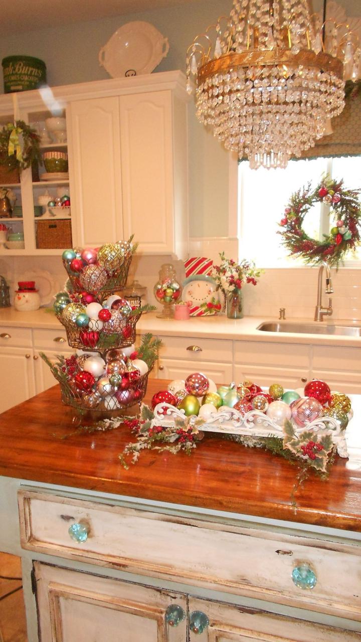 top of cabinet christmas decor Pin by Pati's Pin House™ on PATI'S CHRISTMAS KITCHEN Christmas kitchen decor, Kitchen xmas