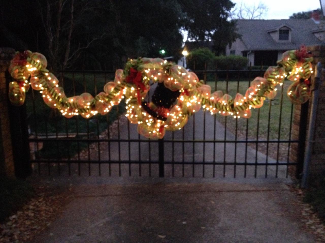 christmas decorations for outdoor gate Gate Christmas decorations! Christmas decorations, Christmas, Holiday