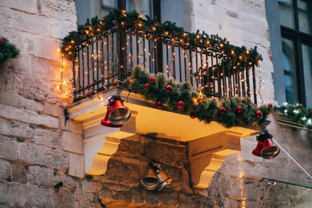 christmas decor for apartment balcony 20+ Apartment Balcony Christmas Decor The Urban Decor