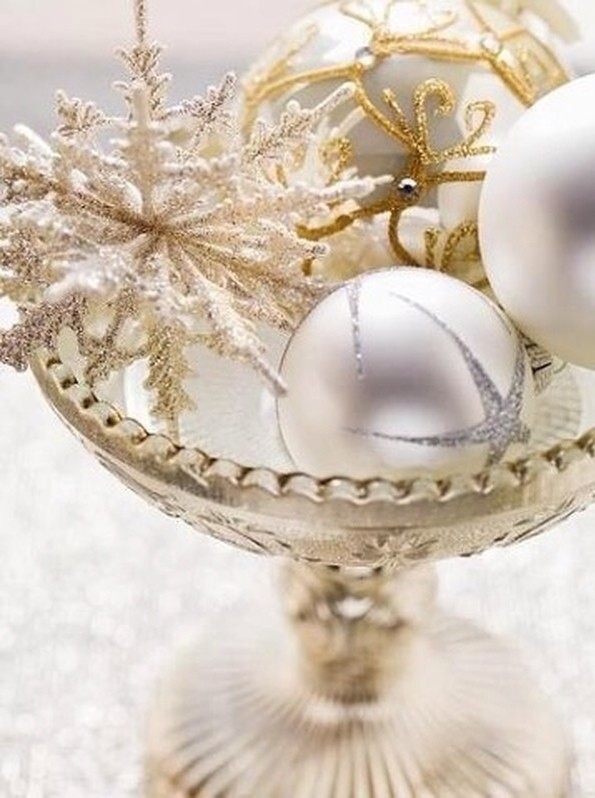 gold and silver christmas decor 20+ Amazing Christmas Decorations In Silver And Gold Decor Home Ideas