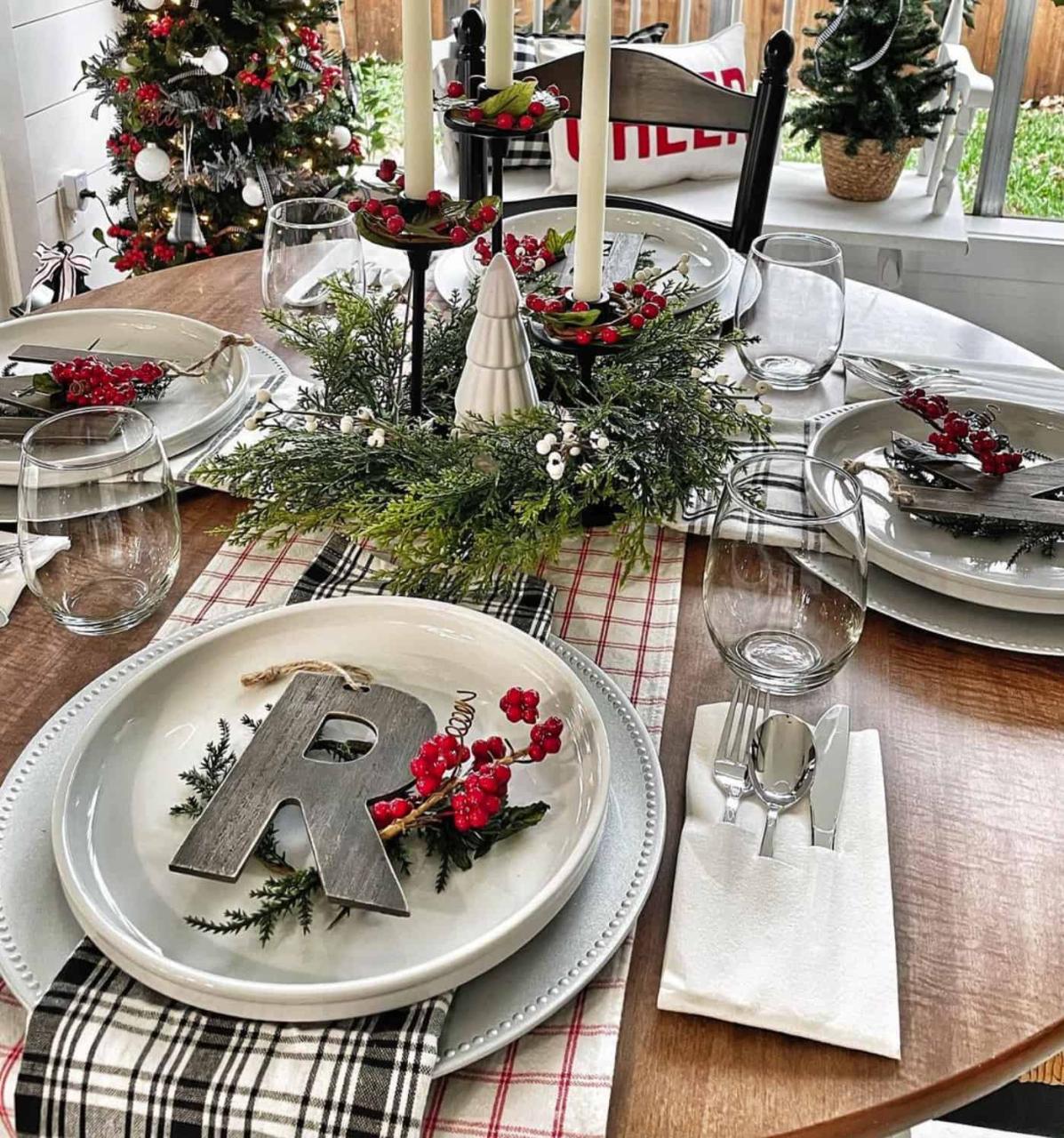 christmas decor for round table Top 99 round table christmas decor ideas for a festive dining experience