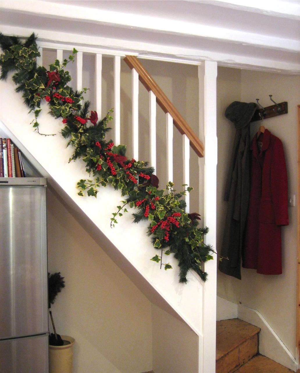 christmas decor on stairs Christmas Staircase Decorations Ideas for This Year