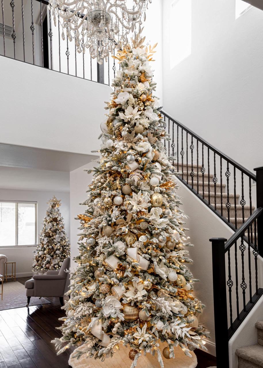 white and gold christmas decor How to Decorate an Elegant White and Gold Christmas Tree Like A Pro