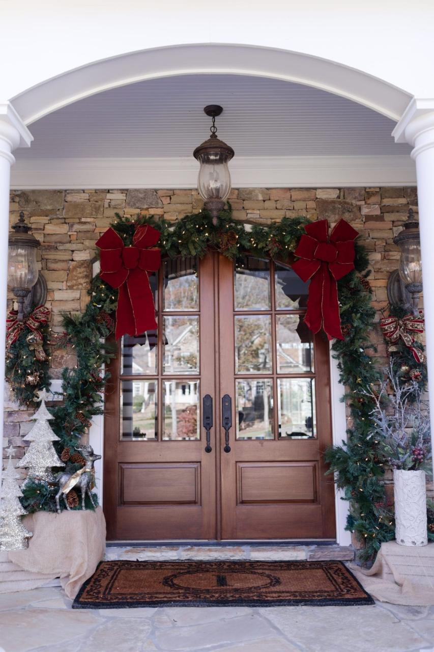 christmas decor at door How to Decorate your Front Door for Christmas bluegraygal