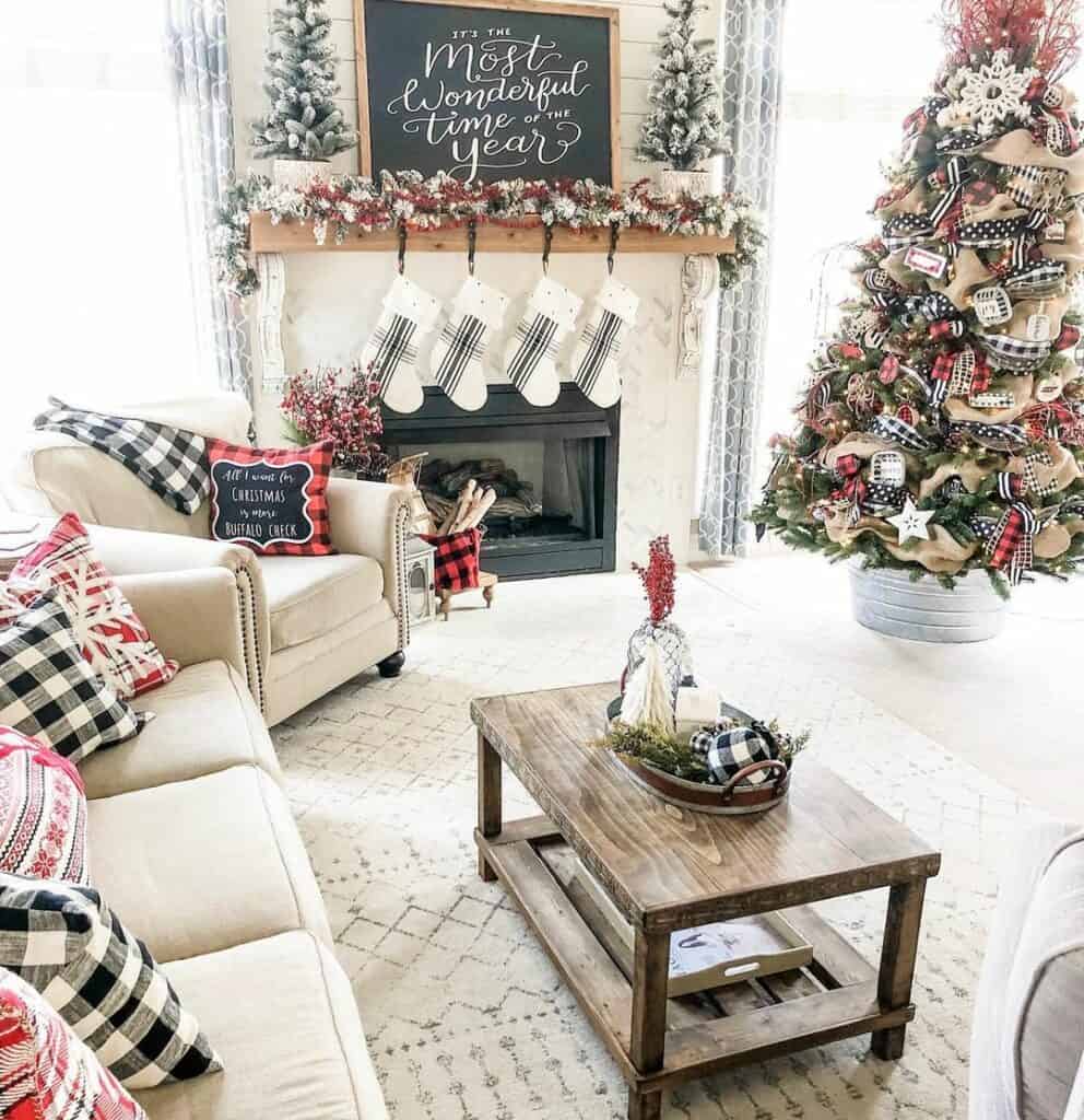 black and white plaid christmas decor 24 Ideas for Black and White Plaid Christmas Décor This Season