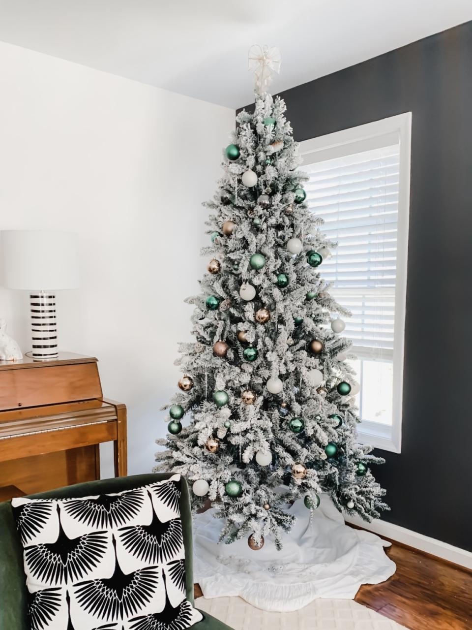 green and white christmas decor The Prettiest Emerald Green and White Christmas Tree Decor