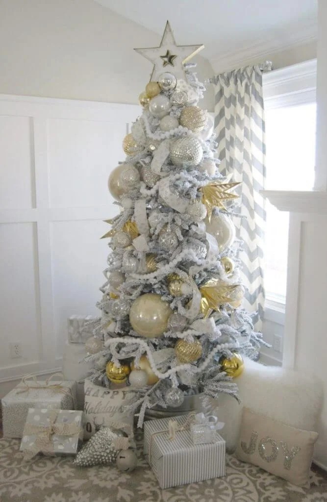 white silver gold christmas decor 15 Stunning Silver White Christmas Tree Decorations