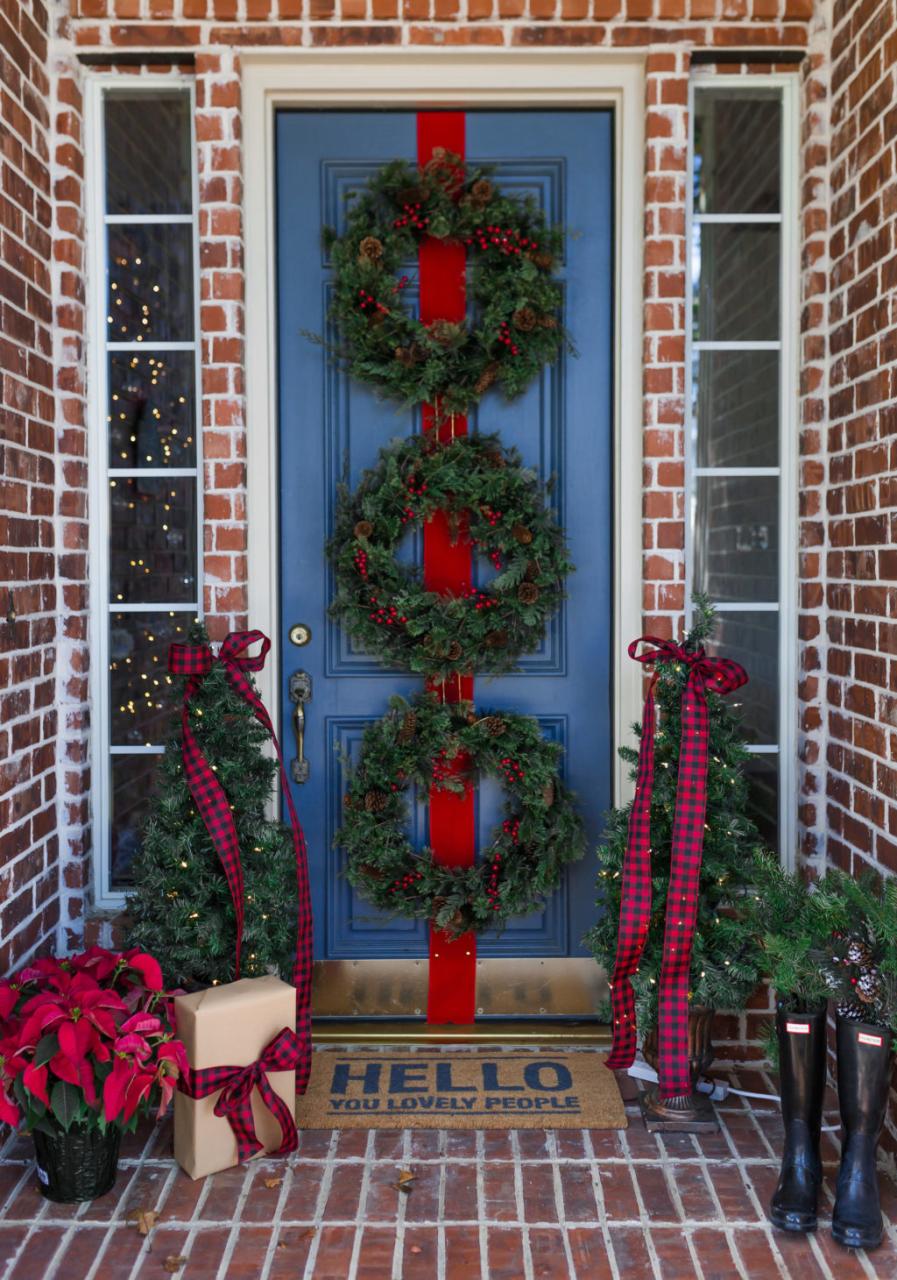 christmas front door decor Simple Christmas Front Door Decor Ideas To Make It More