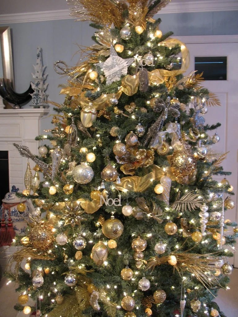 gold and silver christmas decor 25 Gold Christmas Tree Decorations Ideas MagMent