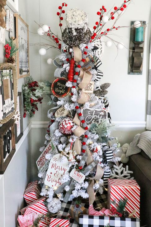 farmhouse christmas tree decor 58 Farmhouse Christmas Tree Decoration Ideas HOMYSTYLE