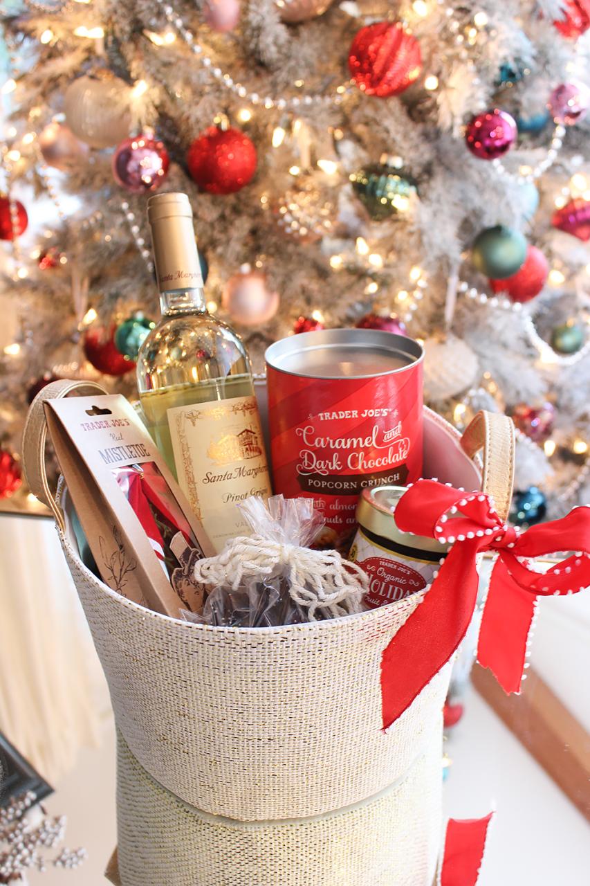 christmas decor basket ideas The Perfect Christmas Basket in 4 Steps