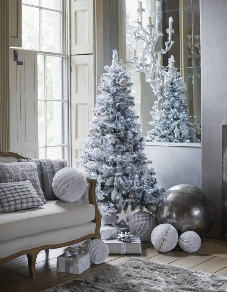 silver and white christmas decor 15 Stunning Silver White Christmas Tree Decorations