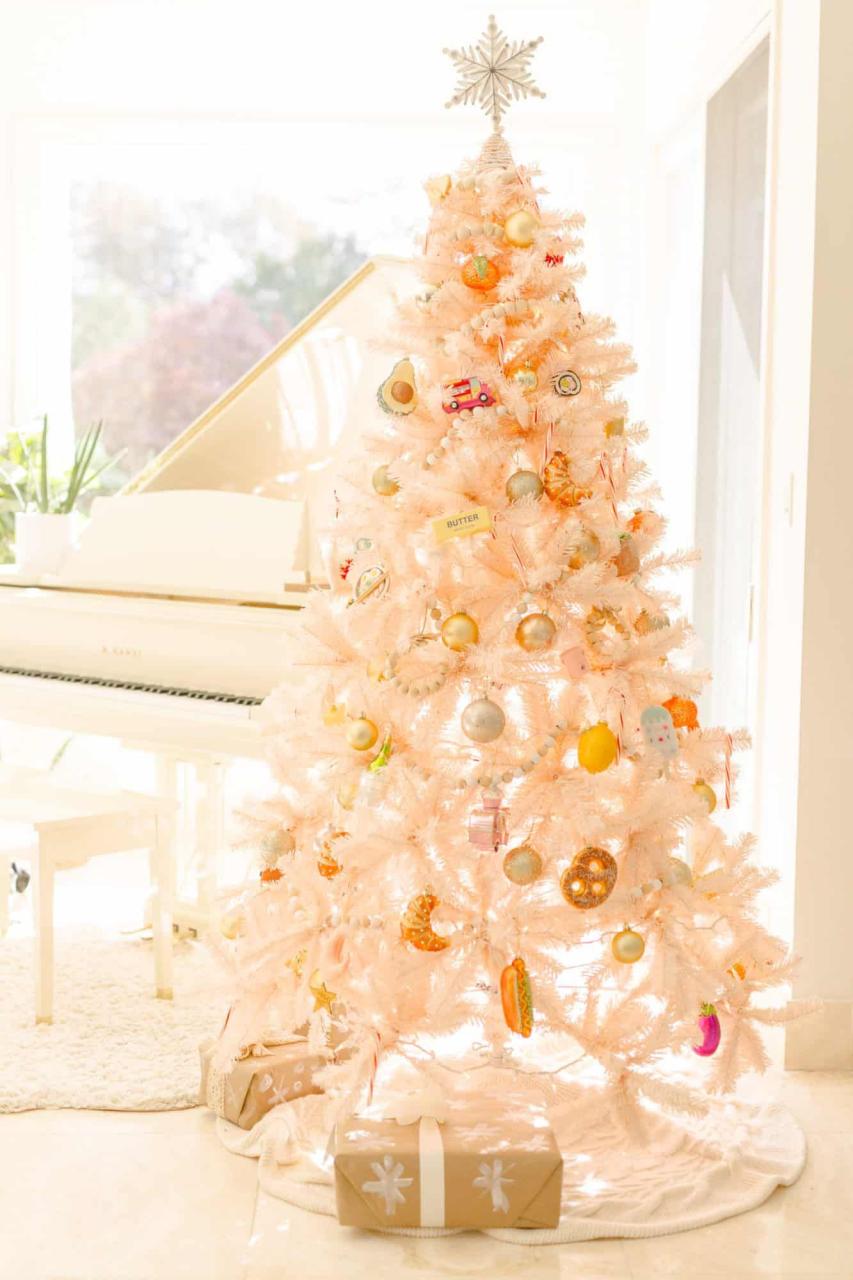 modern decor for christmas 60 Modern Christmas Decor Ideas for a Very Chic Holiday