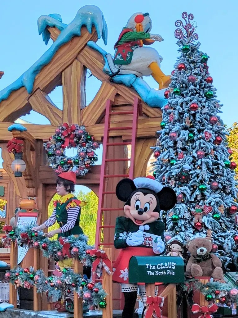 when does christmas decor go up at disneyland Disneyland Christmas Decorations Go Up Shelly Lighting