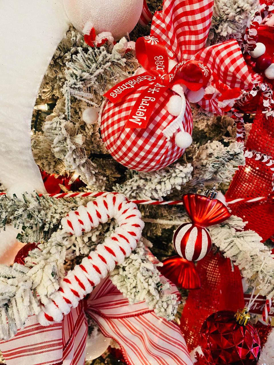 peppermint christmas tree decor Peppermint Themed Christmas Tree My Eclectic Treasures