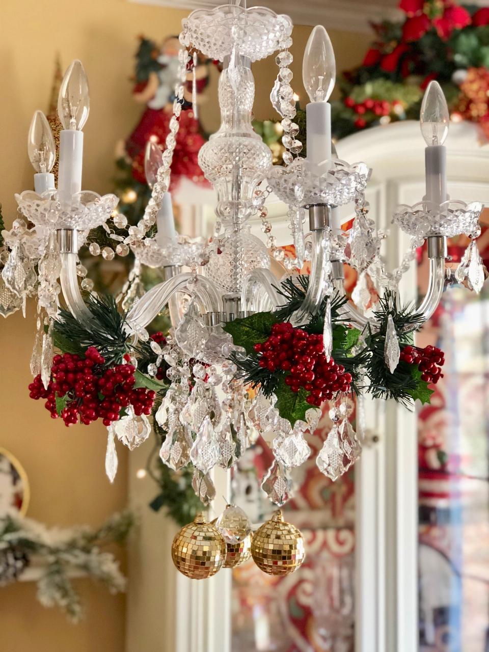 chandelier decor for christmas Prepare For Christmas With These Chandelier Decoration Ideas