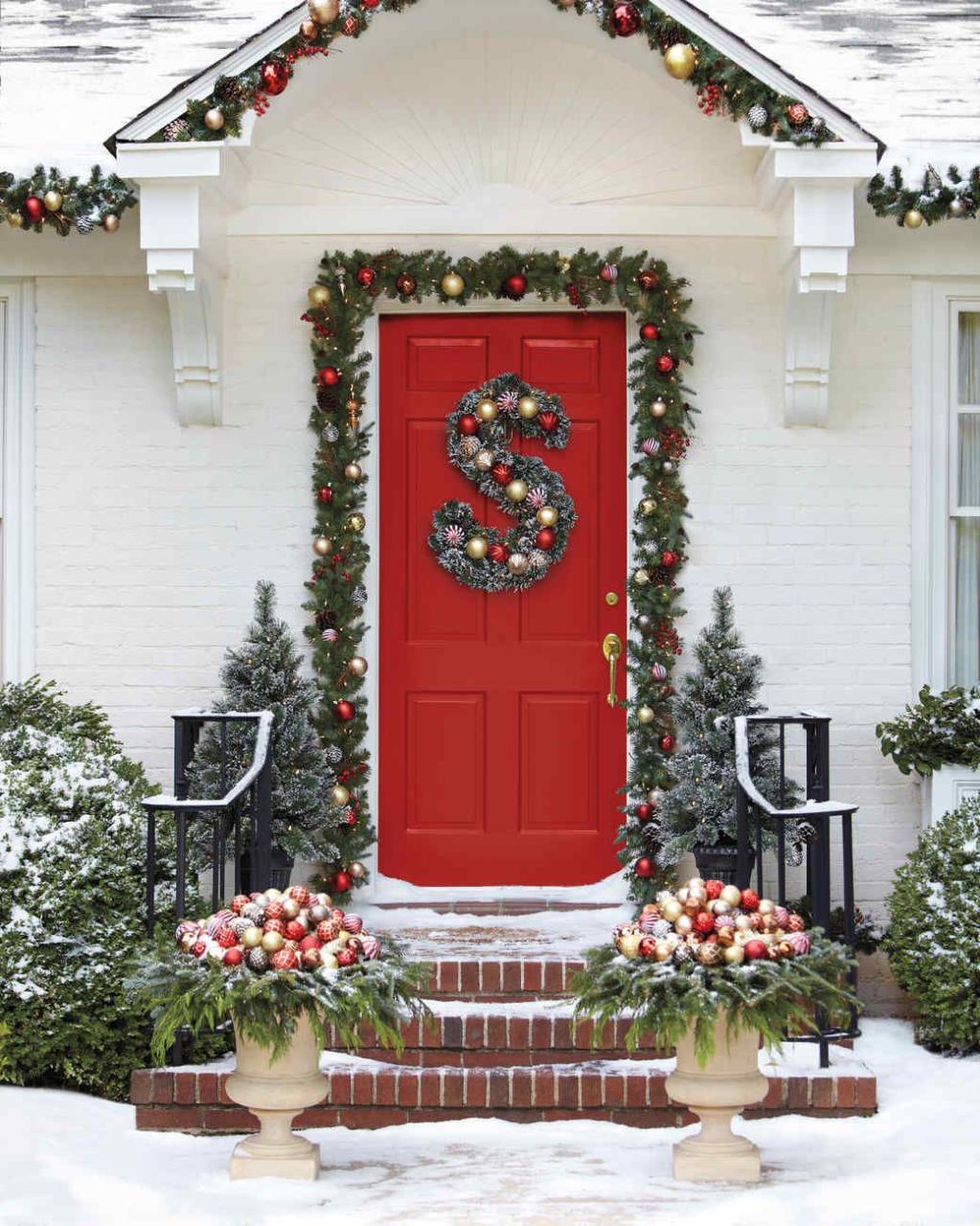 christmas front door decor 17 Christmas Porch & Front Door Decorating Ideas