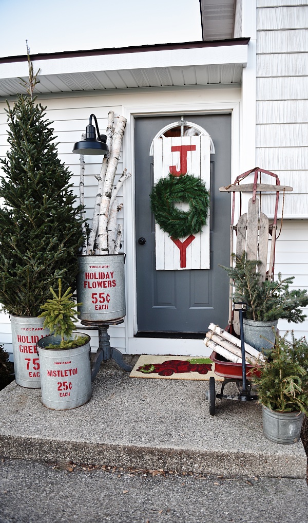 diy christmas porch decor 20 Beautiful Christmas Porch Ideas {DIY Christmas Decorating}