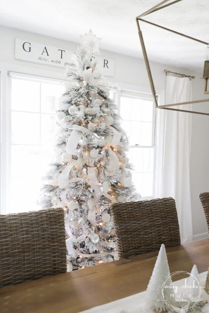 white decor for christmas White Christmas Decor Ideas (dining room & foyer) Artsy Chicks Rule®