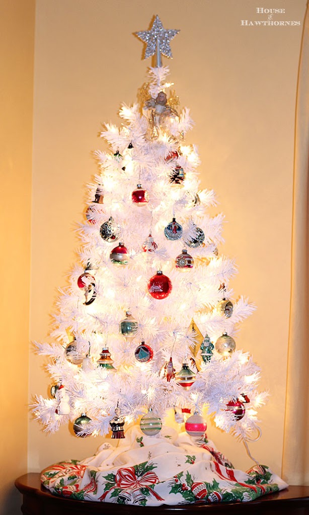 white christmas tree decor ideas 30 Creative White Christmas Tree Decorating Ideas