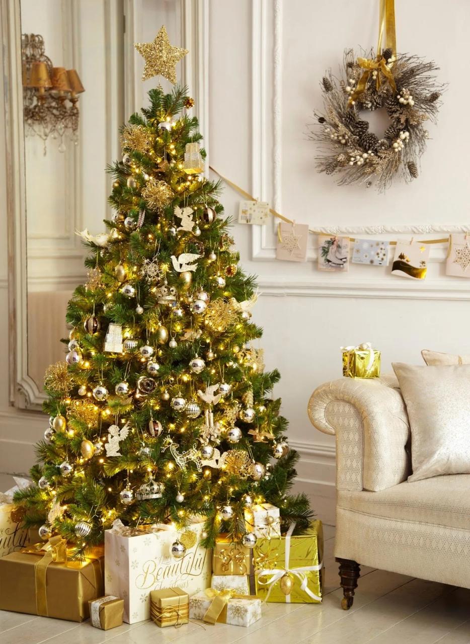 gold christmas tree decor 40 Gold Christmas Tree Decorations Ideas For Coming Holiday Session Decoration Love