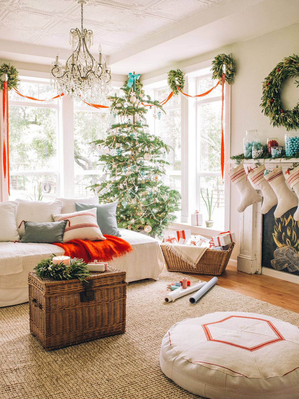 christmas decor ideas in room 15 Beautiful Ways to Decorate the Living Room for Christmas