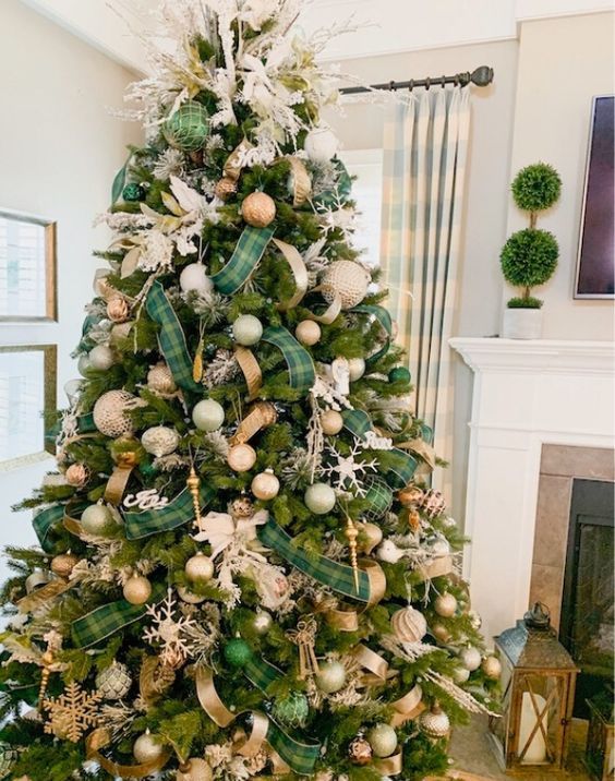 emerald green christmas decor 64 Cool Green Christmas Decor Ideas DigsDigs