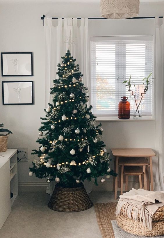 minimalist christmas tree decor 56 Minimalist And Modern Christmas Tree Décor Ideas DigsDigs